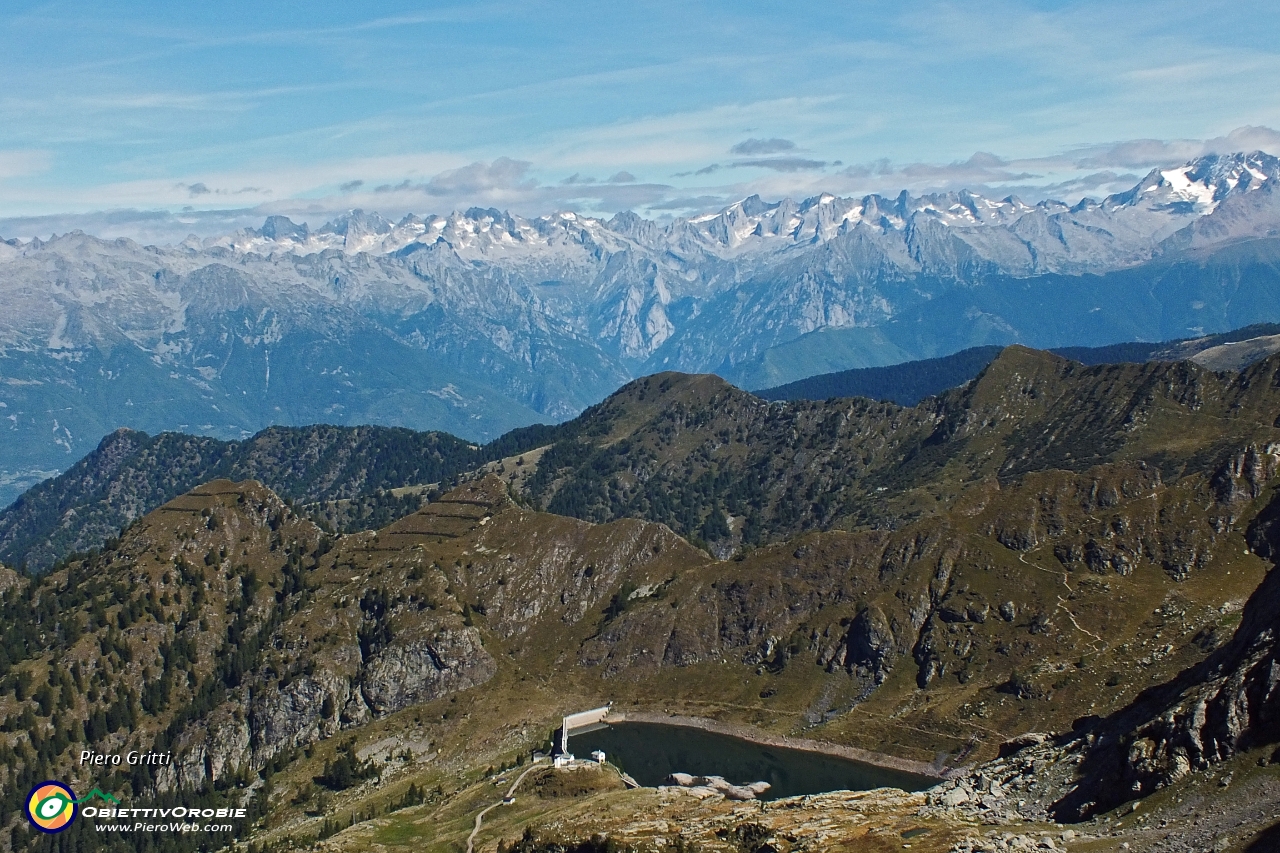 40 Lago di Pescegallo con vista sulle Alpi Retiche.JPG